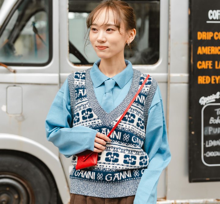 清涼感のあるブルーをセンス良く取り入れた冬の装い。肩の力を抜いたバランス感がカギ【ファッジ クリスマスマーケット】