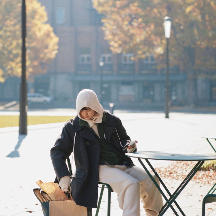 この冬欲しいのは《バトナー》のバラクラバ&手袋。暗めのコートに抜け感を【FUDGE 1月号連動企画-オシャレな“あの子”をお手本に | DAY 02】