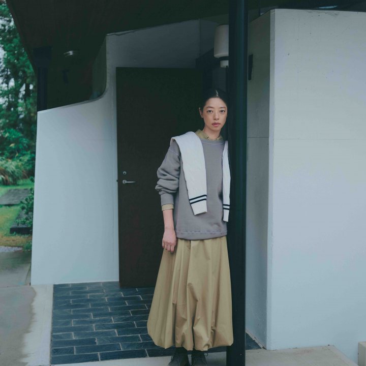 静かな存在感を放つベージュ。トーンを重ねて自分らしく馴染む【市川実和子さんが着る冬のスタンダード】