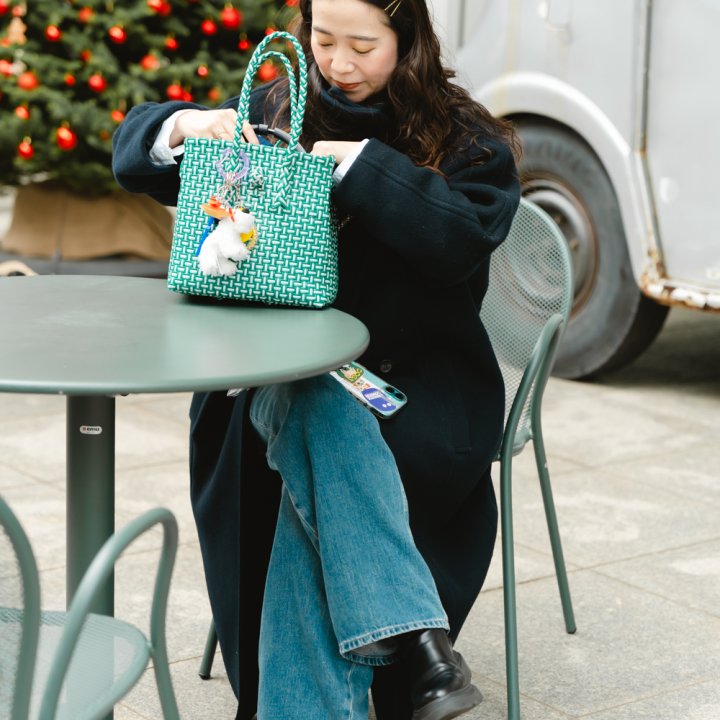 《UNIQLO（ユニクロ）》のデニムってこんなにおしゃれ！ お気に入りの小物と色を散りばめて、自分らしく遊ぶ冬の日常着。【ファッジ クリスマスマーケット】