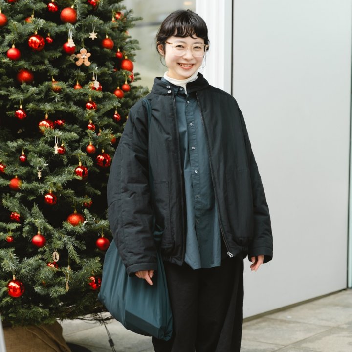 セットアップ風にまとめる、上級者のワントーンスタイル。【ファッジ クリスマスマーケット】