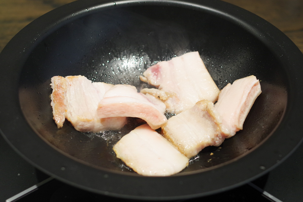 米を蒸らしている間に豚汁作り