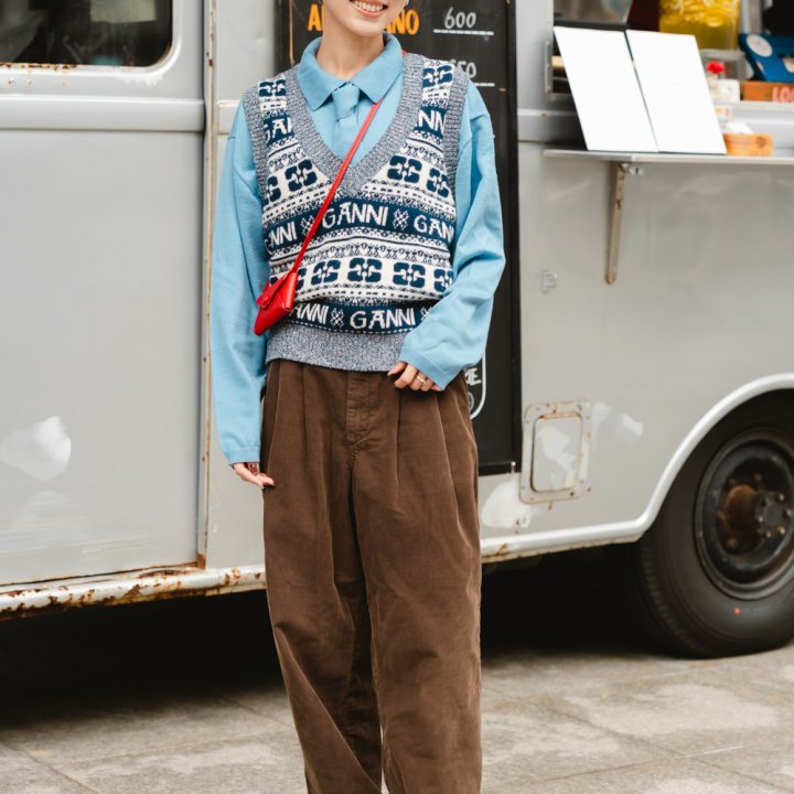 清涼感のあるブルーをセンス良く取り入れた冬の装い。肩の力を抜いたバランス感がカギ【ファッジ クリスマスマーケット】