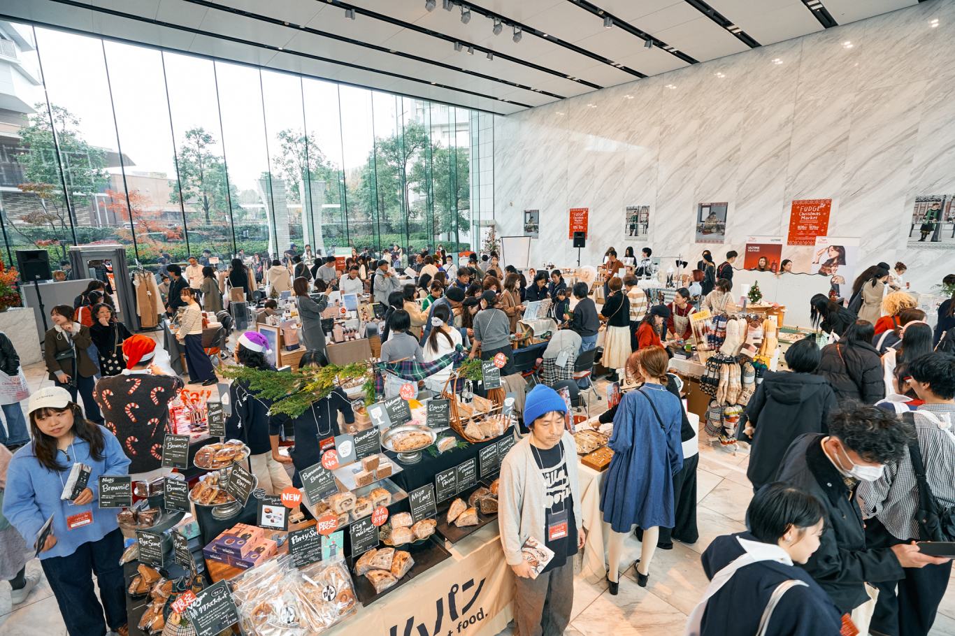 1階はフォトブースと大抽選会が大盛況