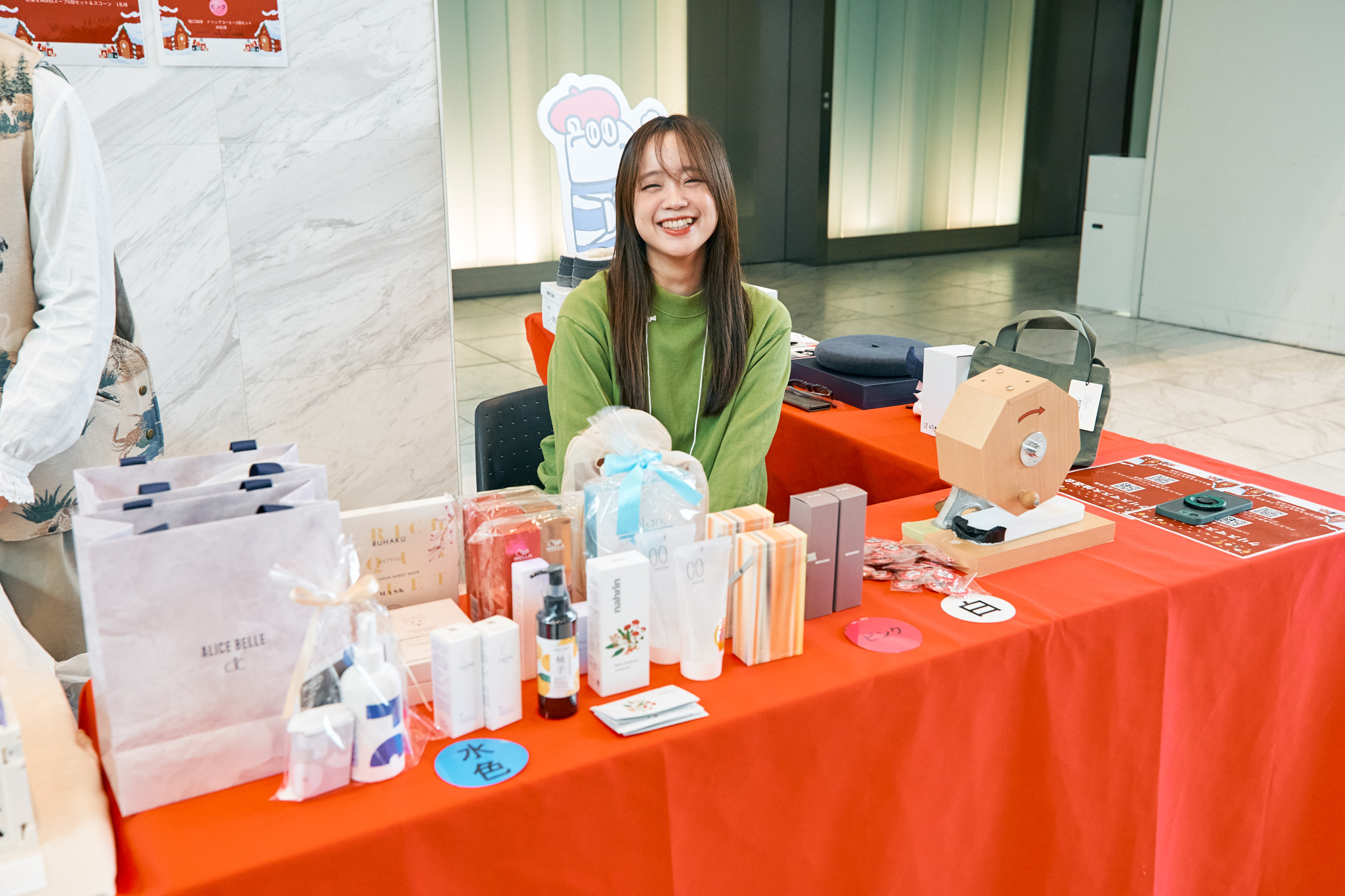 1階はフォトブースと大抽選会が大盛況