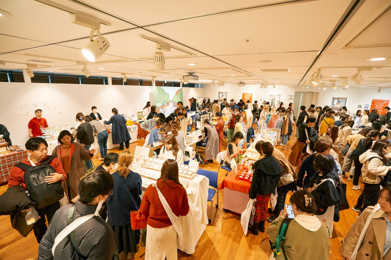 2階はワークショップやFUDGEスタッフセレクトのハンドメイド雑貨