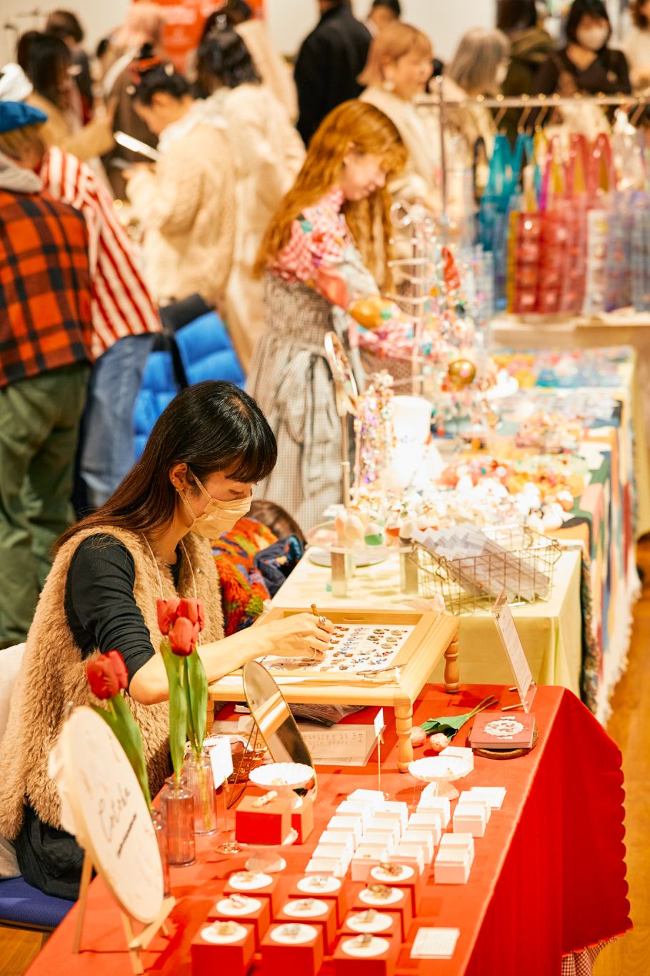 2階はワークショップやFUDGEスタッフセレクトのハンドメイド雑貨