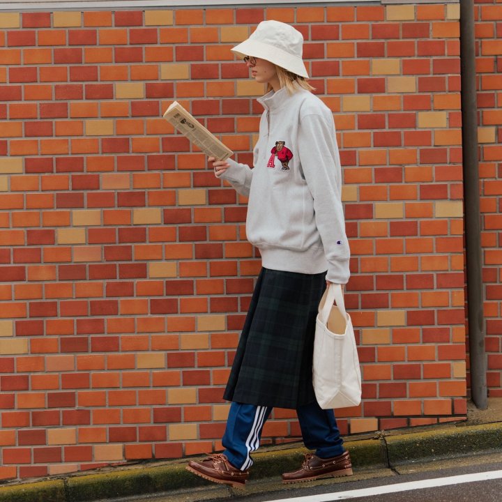 チェック柄スカートにトラックパンツを重ねて、おしゃれをアップデート【FUDGE dig.|チェック柄スカートはボーイに着こなして- 03】