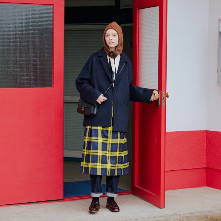 デニムとのレイヤードを楽しみながら、トラッドスタイルに今っぽさを取り入れてみない？【FUDGE dig.｜チェック柄スカートはボーイに着こなして- 08】