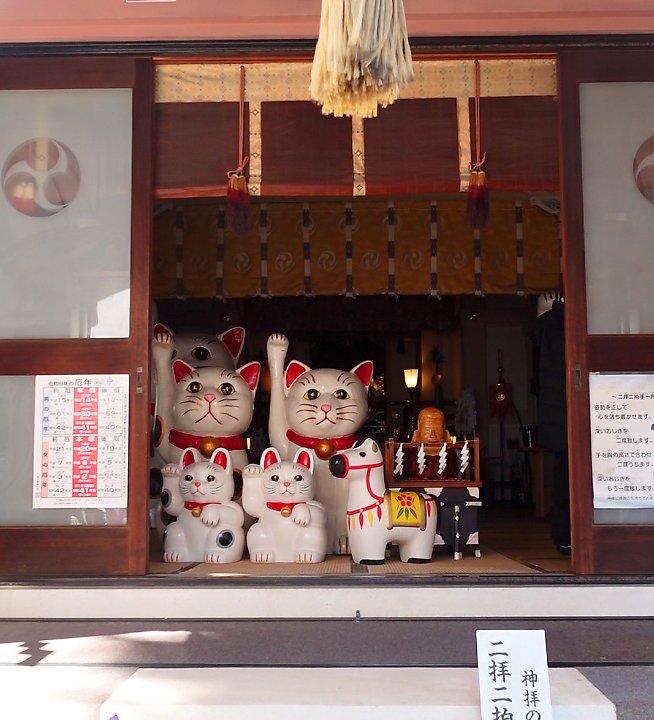 今戸神社の招き猫は、願いを託す“暮らしの相棒”