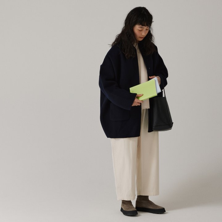 まあるい黒コートは、白のクロップドパンツですっきり着る！冬のモノトーンコーデ【FUDGE FRIEND おしゃれさんの毎日コーディネート vol.632｜田中真里奈】