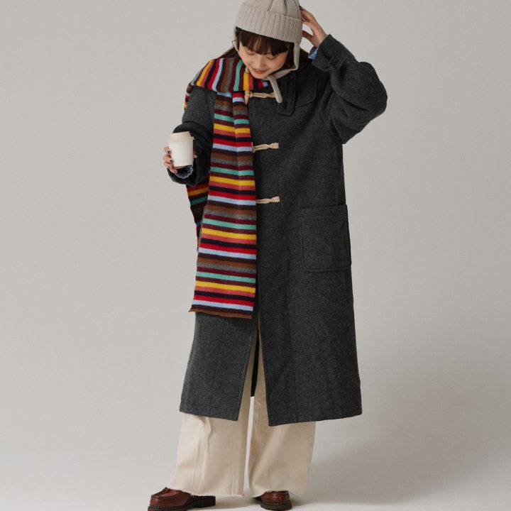 この冬の差し色はマルチボーダーのマフラーで。暗めのコートを華やかに【FUDGE FRIEND おしゃれさんの毎日コーディネート vol.646｜大島花菜】