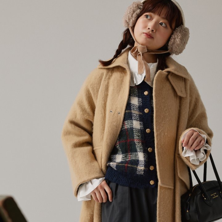 ゆるっとシルエットのベージュコート。イヤーマフでちょっぴり甘いトラッドに挑戦【FUDGE FRIEND おしゃれさんの毎日コーディネート vol.635｜Maruru】