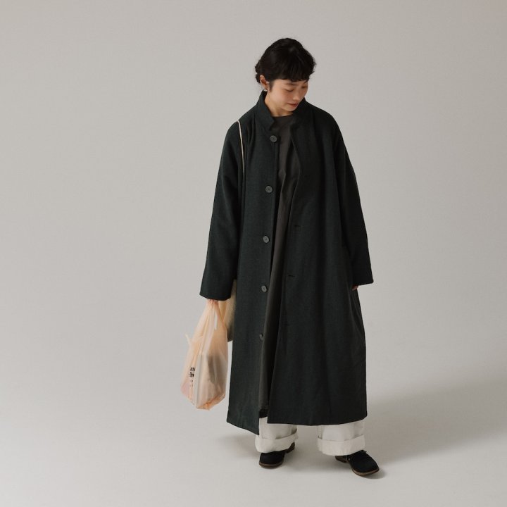 ゆるっとしたロングコートをドレス感覚で着てみる。白を添えて抜け感を【FUDGE FRIEND おしゃれさんの毎日コーディネート vol.640｜田中真里奈】