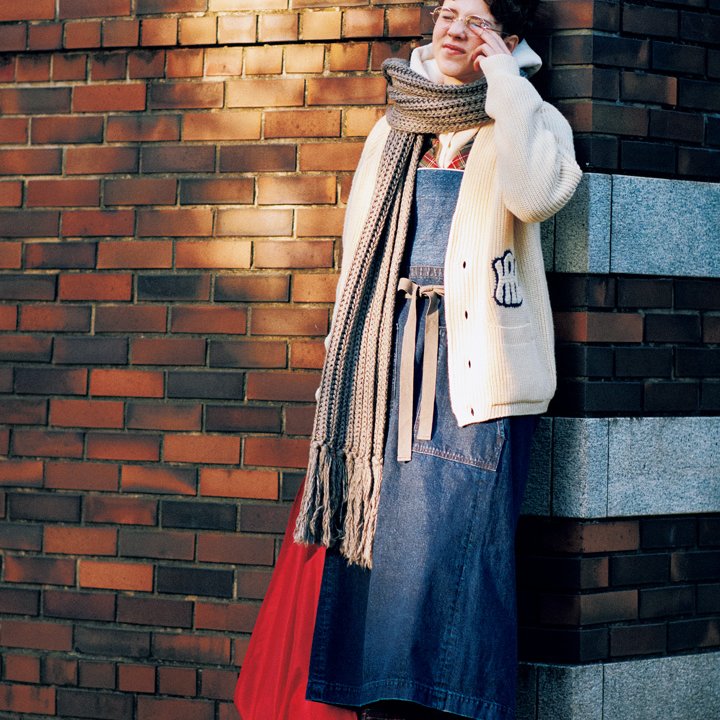 デニムのエプロンドレスをコーデの主役にした見た朝。【本日のFUDGE GIRL-1月19日】