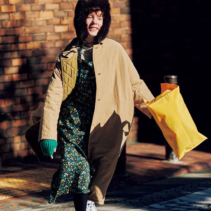 エプロンをワンピースのように着こなすのが2026年のおしゃれさん。【本日のFUDGE GIRL-1月18日】