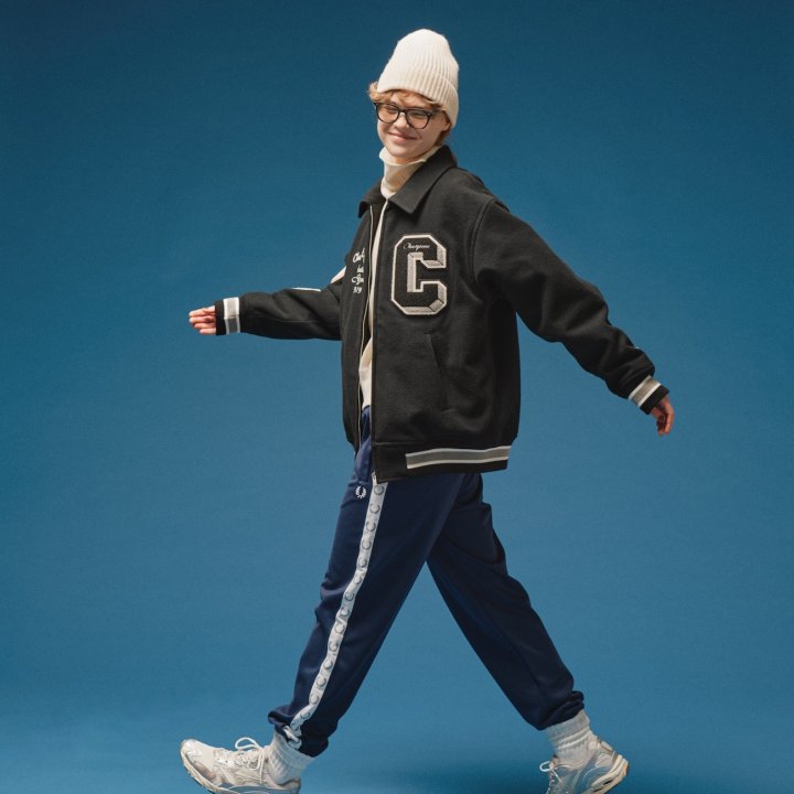 一本持っていると助かるね。《アヤメ》の黒縁メガネを、ボーイな装いのハズしにしよう。【FUDGE dig.|こんな時に、こんな黒縁メガネ。- 04】