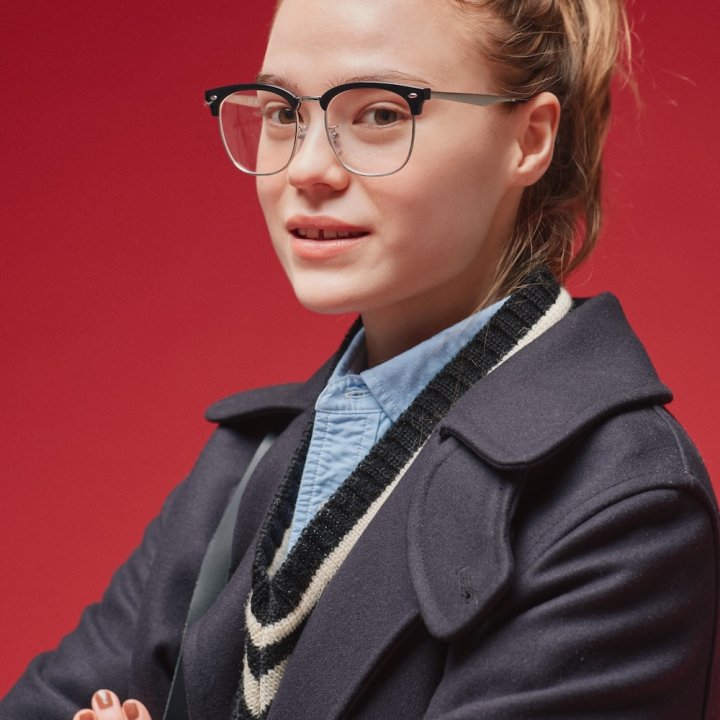 紺ブレにチェック柄スカート…スクールガール風コーデに、“ブロウ”なメガネがちょうど良いのです。【FUDGE dig.|こんな時に、こんな黒縁メガネ。- 06】