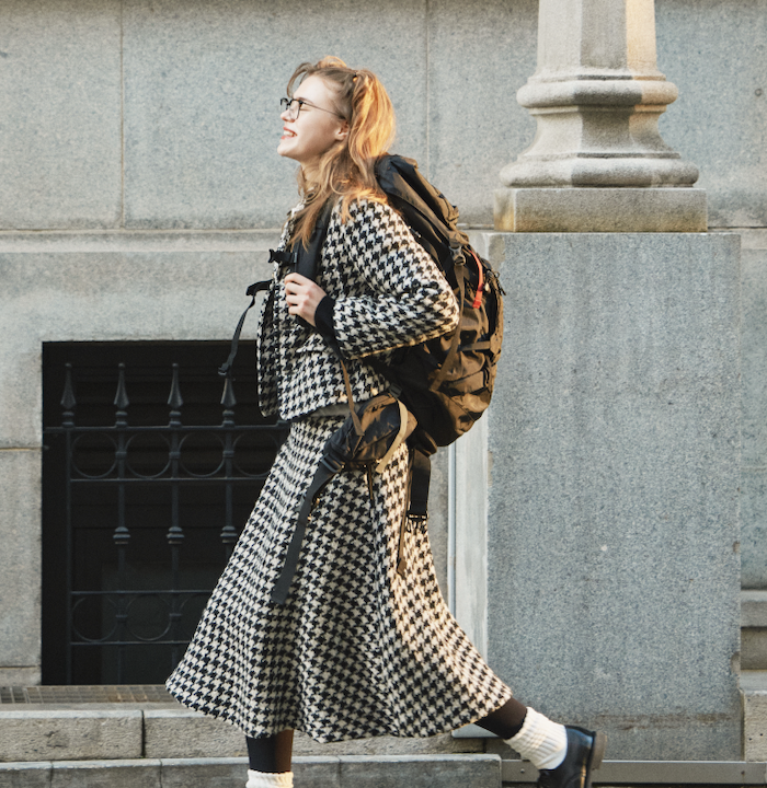 モノトーンコーデに似合う、大人のバックパックとは? こなれた印象にしたいなら黒が正解。【FUDGE dig.|クラシックとバックパック。01】