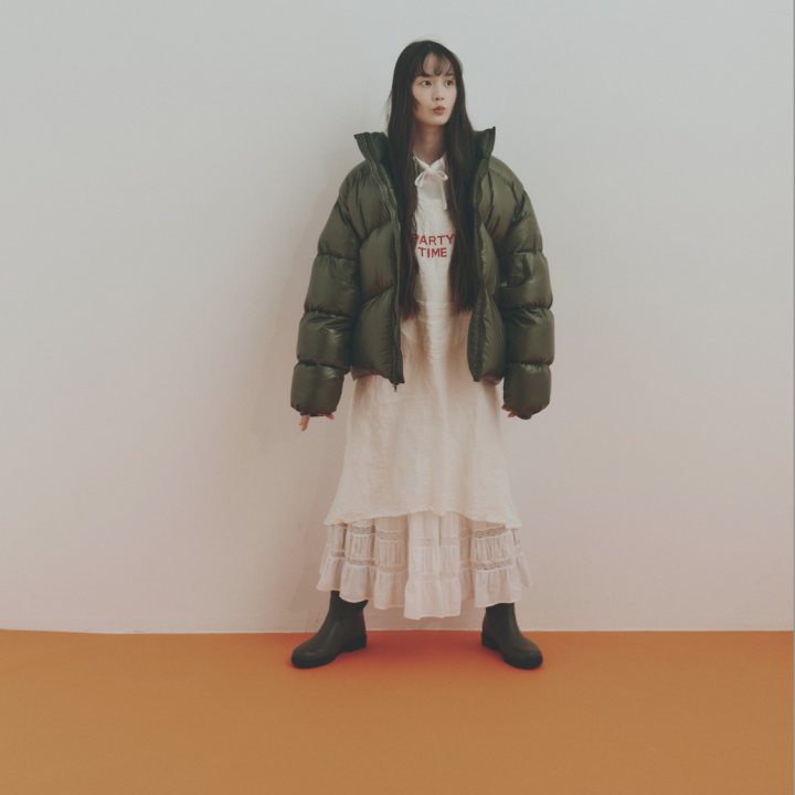 ホワイト×カーキでつくる甘辛バランス。仕上げにエプロンをレイヤード！【FUDGE 2月号連動企画-2色であの子はお洒落する | DAY 1】