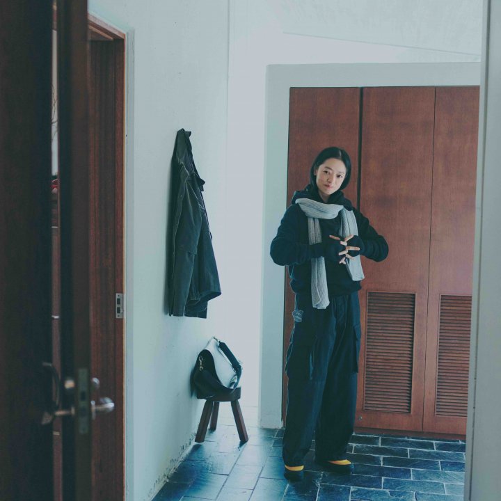 冬の黒こそ、上質にこだわる。カシミアの深みで日常着を格上げ【市川実和子さんが着る冬のスタンダード】