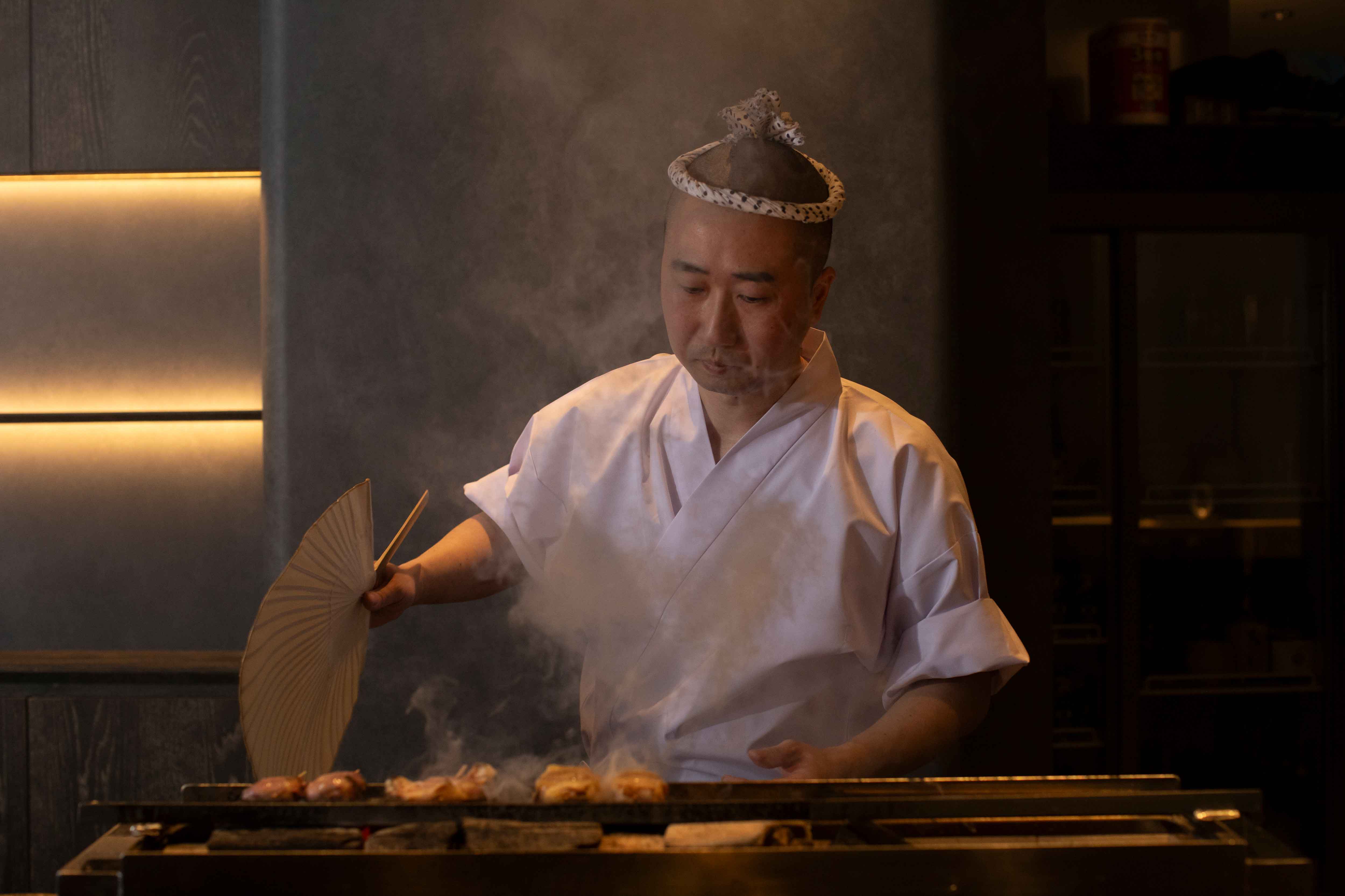 誰かと並んで座りたい、麻布台の焼鳥カウンター