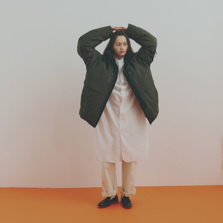 ワンピースとパンツを重ねた、カーキ×ホワイトの2色コーデ。【FUDGE 2月号連動企画-2色であの子はお洒落する | DAY 11】