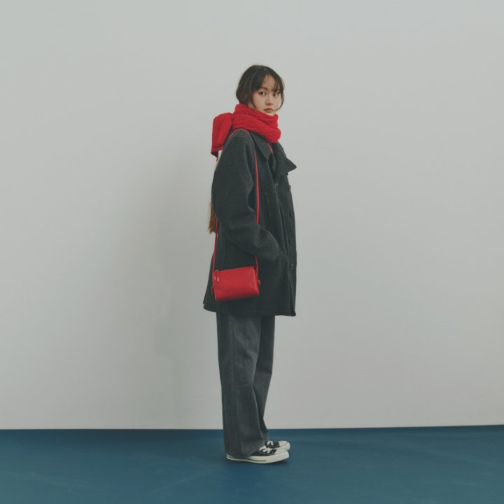 デニムもコートもグレーがおしゃれ!差し色に赤をひとさじ。 【FUDGE 2月号連動企画-2色であの子はお洒落する | DAY 9】