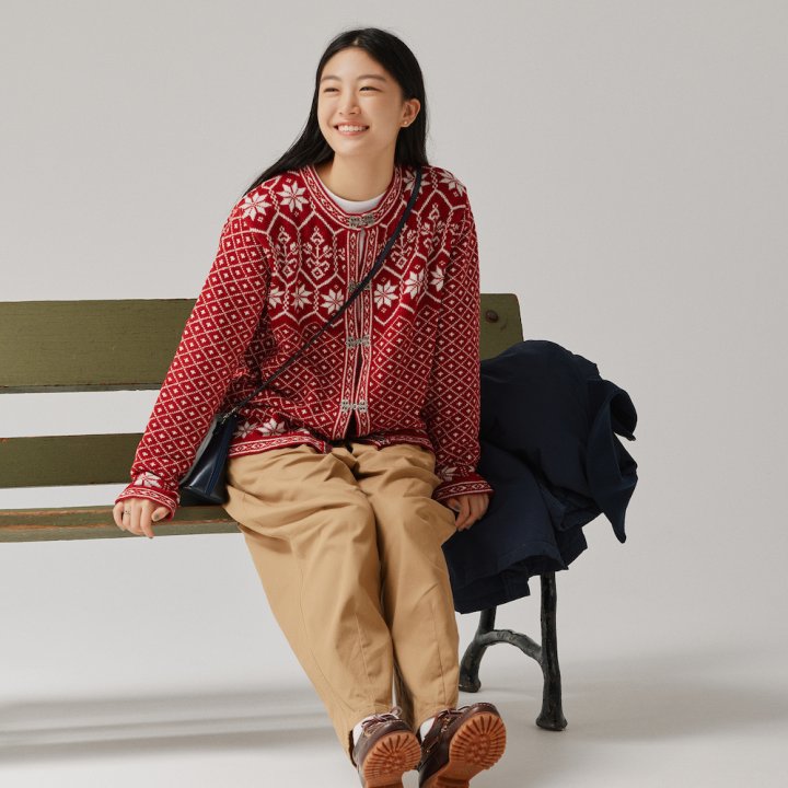 北欧柄の赤いカーディガンは人生初古着！丈短チノパンで軽やかに着こなし【FUDGE FRIEND おしゃれさんの毎日コーディネート vol.652｜ 栁沼芽以】