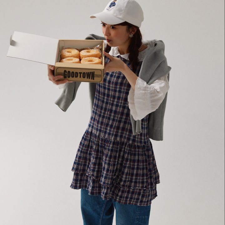 ミニ丈ワンピースをベスト風にレイヤード。　ちょっぴり甘いデニムコーデ【FUDGE FRIEND おしゃれさんの毎日コーディネート vol.659｜Maruru】