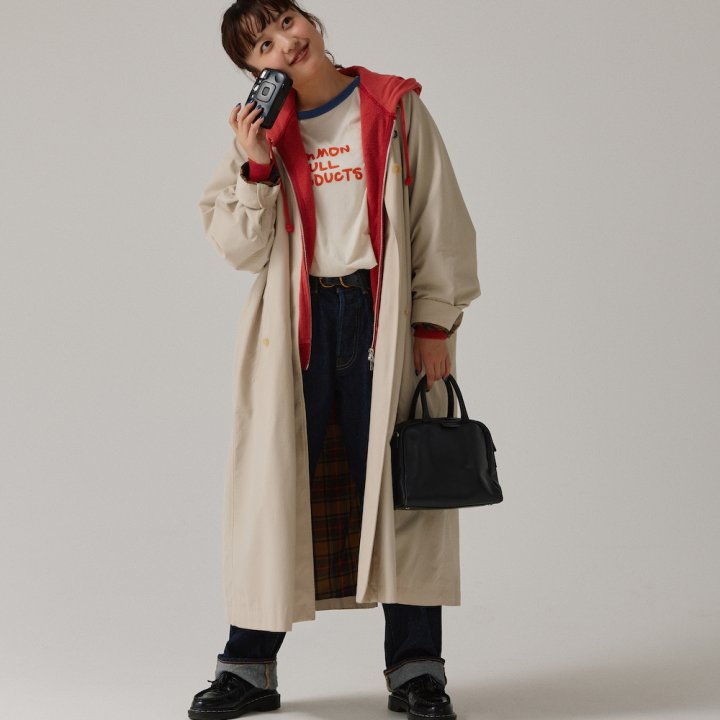 ステンカラーコートで春を先取り。赤のパーカを仕込んで温もりをプラス【FUDGE FRIEND おしゃれさんの毎日コーディネート vol.649|大島花菜】