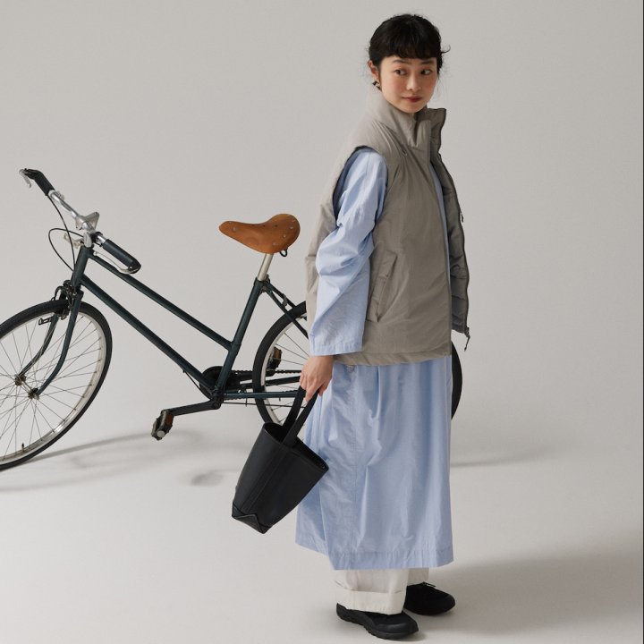 冬から春へ。ライトブルーのワンピースにパンツを重ねる軽やかコーデ【FUDGE FRIEND おしゃれさんの毎日コーディネート vol.648｜田中真里奈】