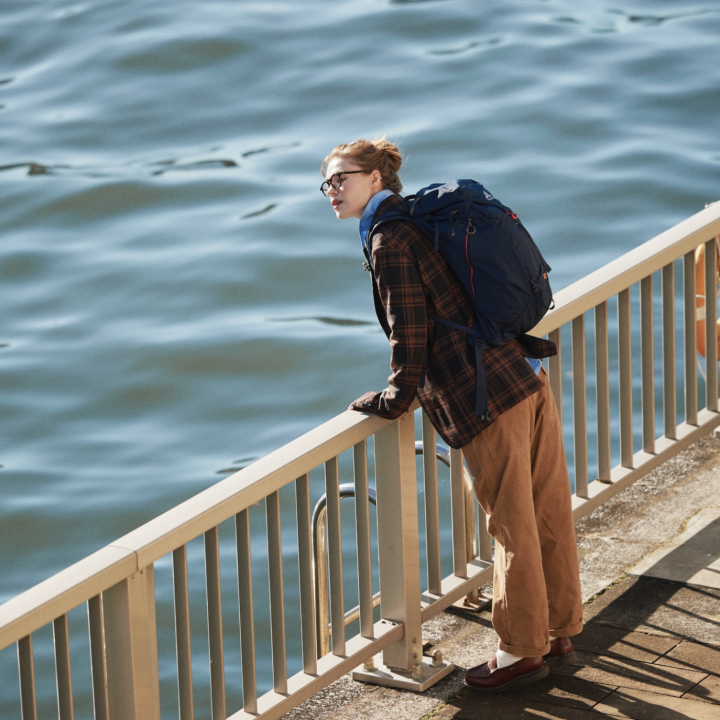 ネイビーのバックパックを背負うだけで、トラッドはもっと洒落る。【FUDGE dig.|クラシックとバックパック。05】