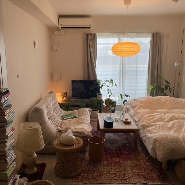 光と植物の映える白い部屋で、好きなものに囲まれ暮らす。一人暮らしの1LDKインテリア 【私らしく暮らす。賃貸インテリア】