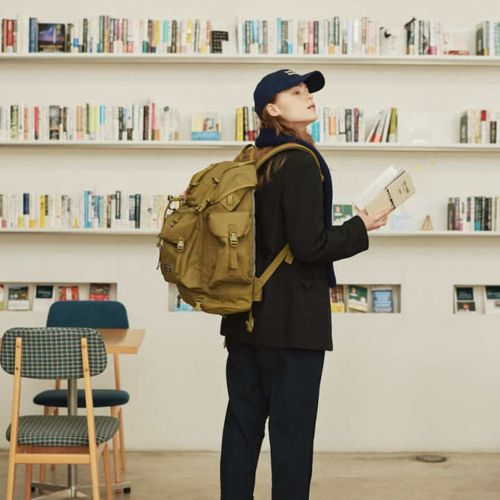 後ろ姿まで洒落る！ブラックコーデのハズしにカーキのバックパックを。【FUDGE dig.｜クラシックとバックパック。03】