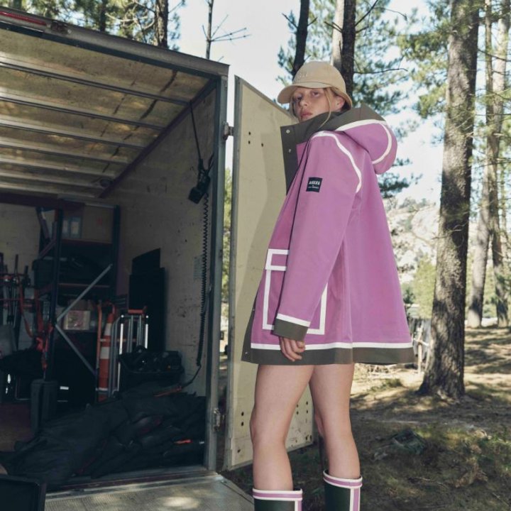 鮮やかな色使いや立体感のあるデザインが目をひく。《エーグル》と建築家によるコラボレインウェアで雨の日を楽しもう！