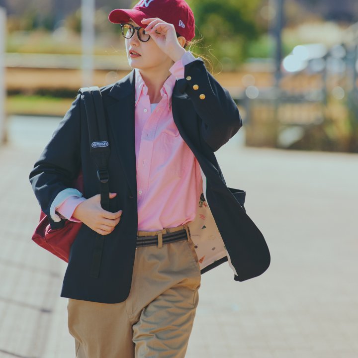 アイビールックには、紺ブレ、カラーシャツ、チノパンツ、デッキシューズ【FUDGE 3月号連動企画-FUDGEガールの基本4スタイル | DAY 9】