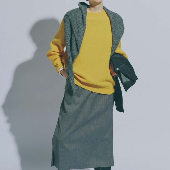 春先は濃紺デニムとセーターを合わせて。お手本コーデ8選