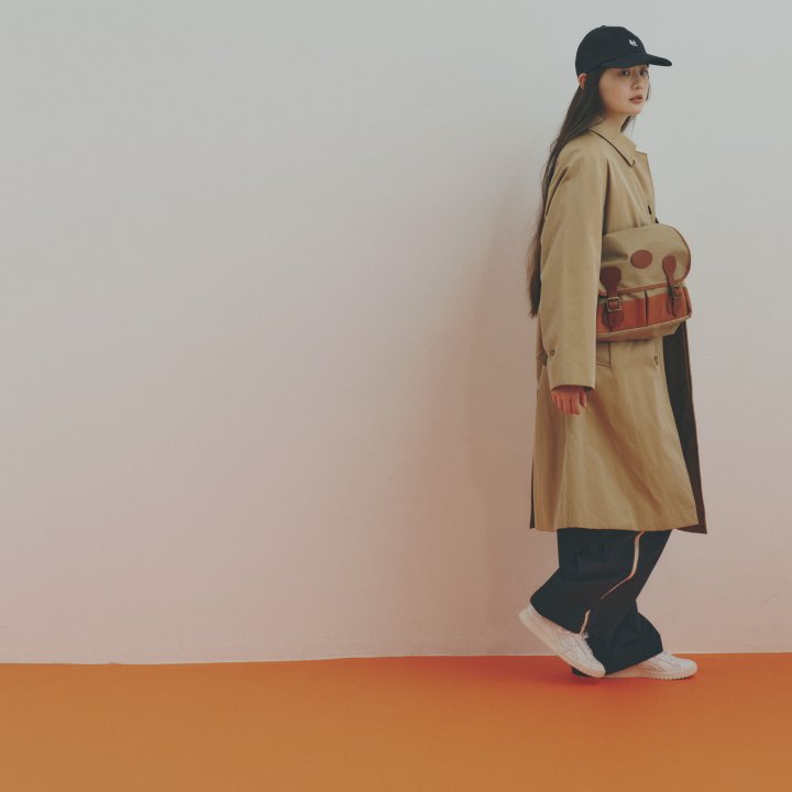 ベージュのコートに、ネイビーのトラックパンツ。定番色はアイテム選びでギャップを見せる。【FUDGE 2月号連動企画-2色であの子はお洒落する | DAY 13】