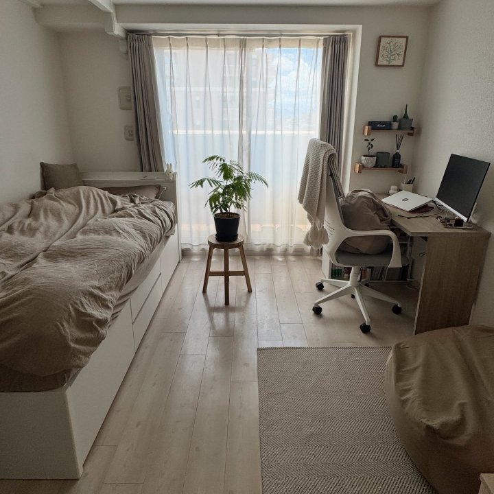 濃淡のベージュでまとめるカフェラテ色のお部屋。8畳・一人暮らしのインテリア 【私らしく暮らす。賃貸インテリア】