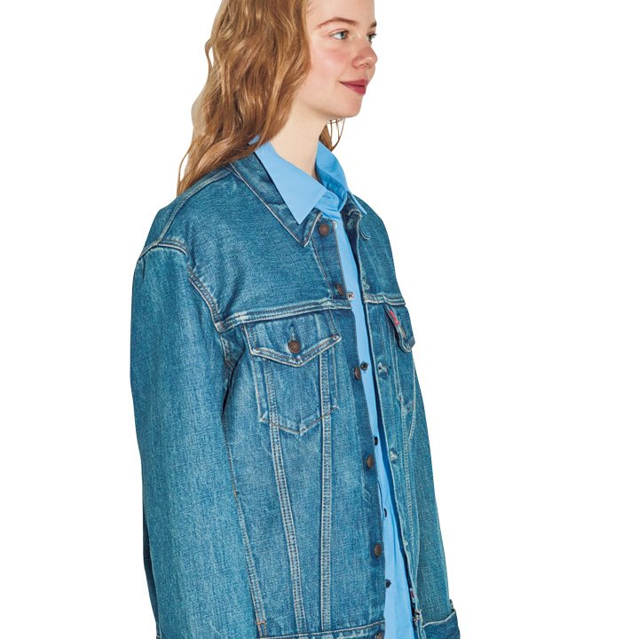 違いがすごすぎて驚愕。この春試したいネックラインに差し色を入れたコーデ4選