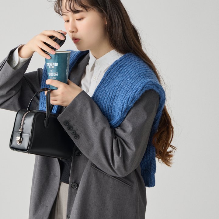 春のジャケットスタイルが品よく華やぐ！くすみブルーの肩がけテク【FUDGE FRIEND おしゃれさんの毎日コーディネート vol.663｜うさみ】