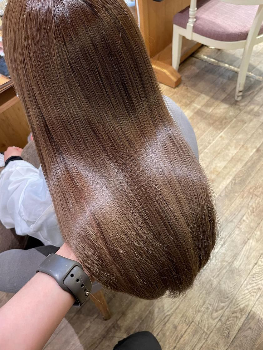 浮き毛抑制ツールにより輝きに満ちた、なめらかなストレートヘアに