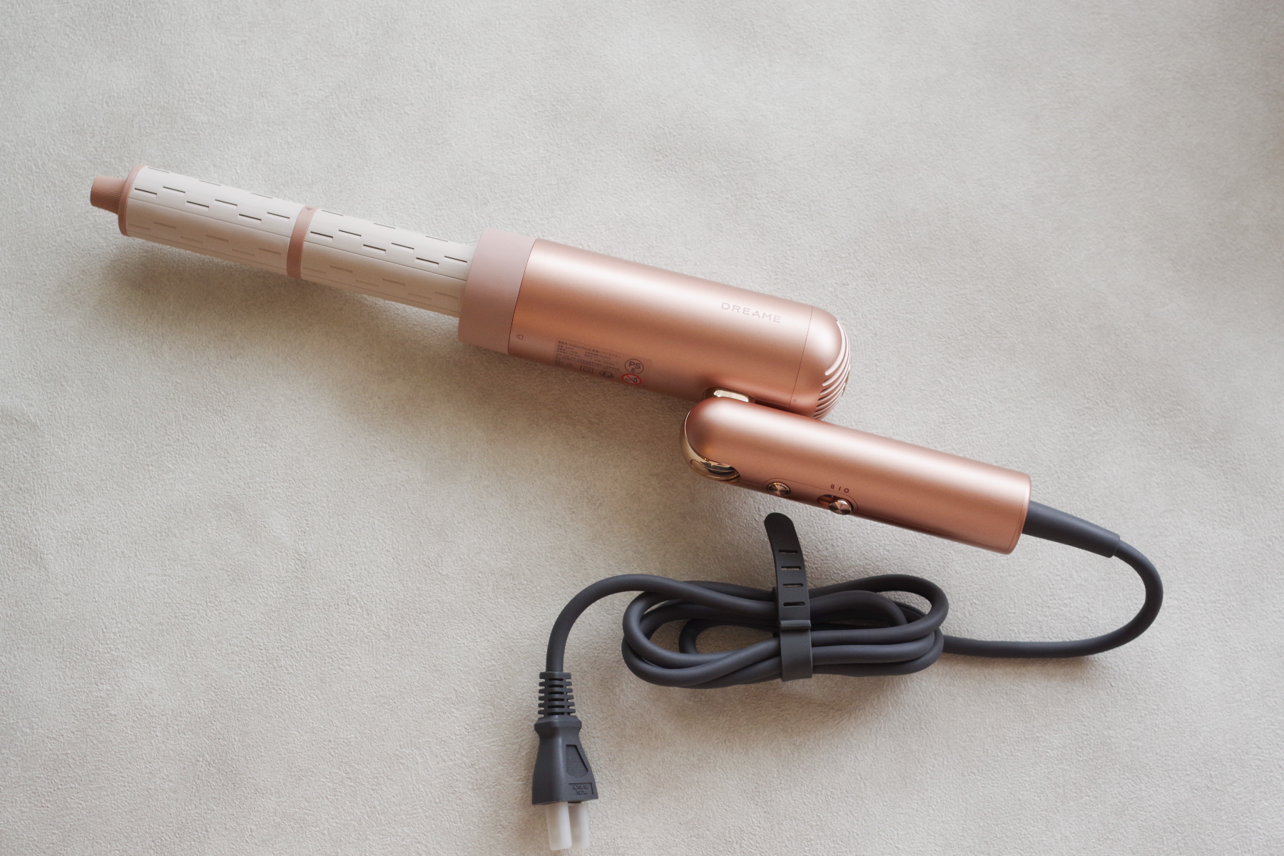 付属のカーリングバレルで弾むようなカールを