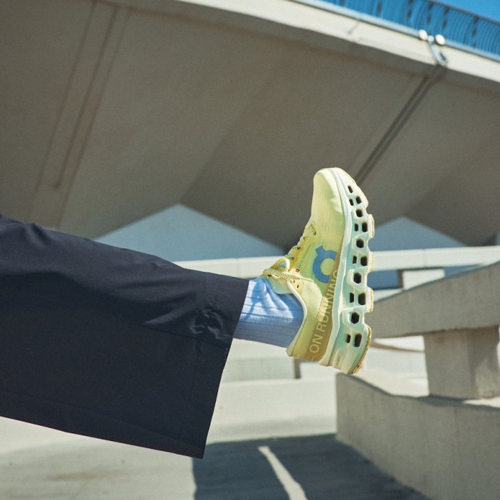 《オン》の“クラウドモンスター3”はクリーミーなイエローが可愛い！ネイビー合わせで品よく着こなし【FUDGE dig.｜ランニングシューズで春トラッドをアップデート。01】