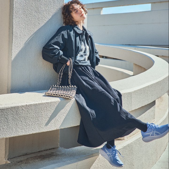 春は《アシックス》“ゲルキュムラス 28”の淡いパープルを選びたい。オールブラックに抜け感をプラス！【FUDGE dig.｜ランニングシューズで春トラッドをアップデート。03】