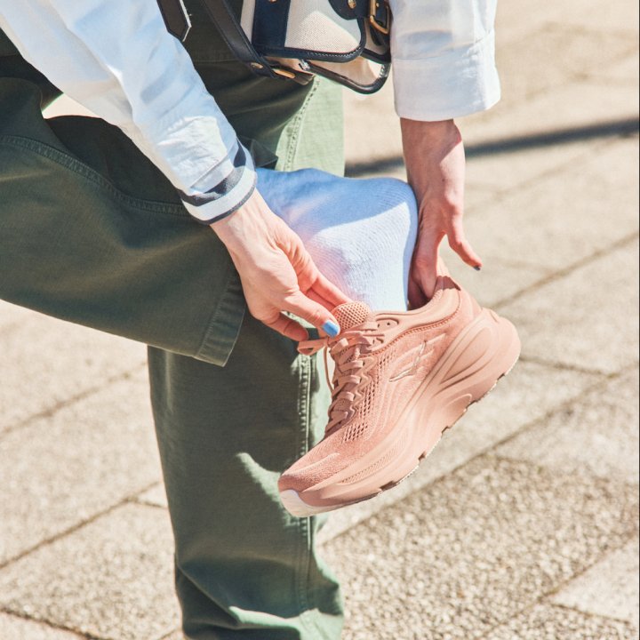 《ホカ》ランニングシューズはくすんだピンクが可愛い！カーキパンツを春らしくハズして【FUDGE dig.｜ランニングシューズで春トラッドをアップデート。05】