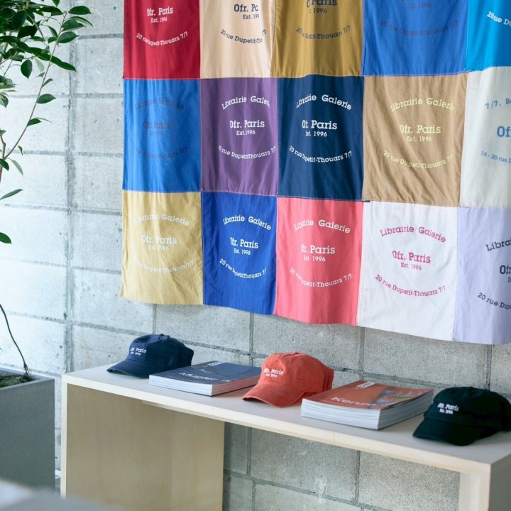 パリのブックショップギャラリー《0fr. Paris》が、代官山《CARV STORE》でポップアップを開催中。アイコニックなアーティストバッグも。