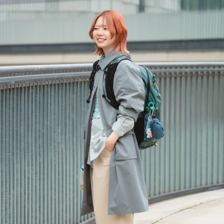 アナログな本はいつもバックパックの中に入れて。【あの子の気になるバックパックの中身｜FUDGE dig.】