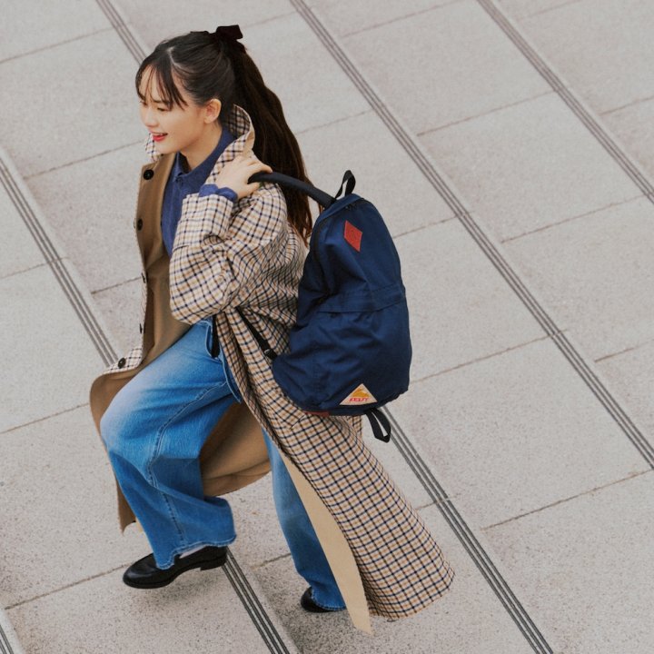 《ケルティ》のデイパックはシルエットがきれい。リボンと合わせて後ろ姿をガーリーに【FUDGE 4月号連動企画-いま欲しいバックパックとスニーカー | DAY 04】